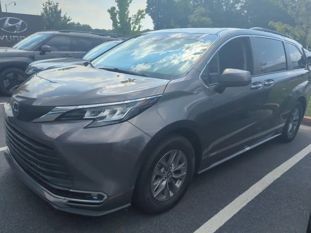 2021 TOYOTA SIENNA XLE thumbnail 2
