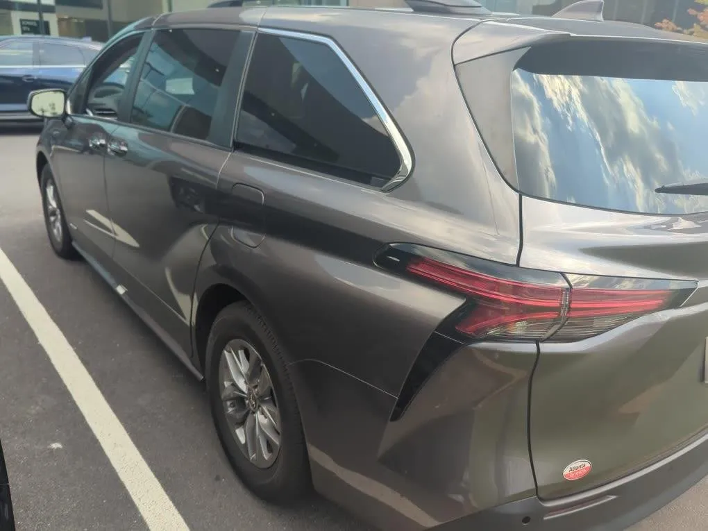 2021 TOYOTA SIENNA XLE thumbnail 3