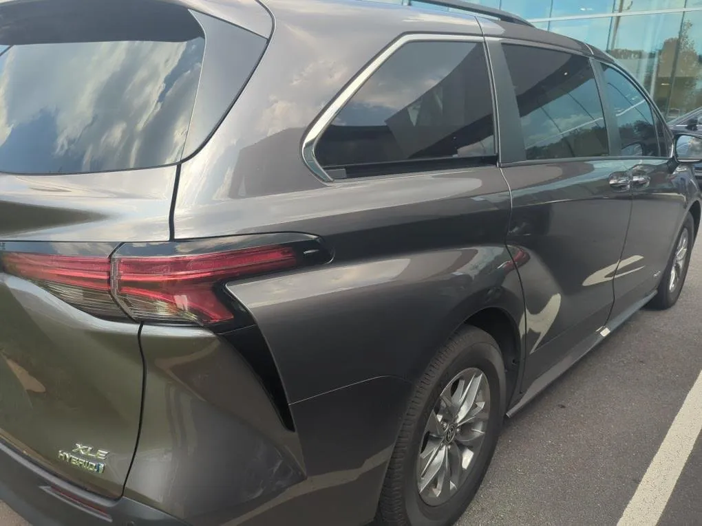2021 TOYOTA SIENNA XLE thumbnail 4