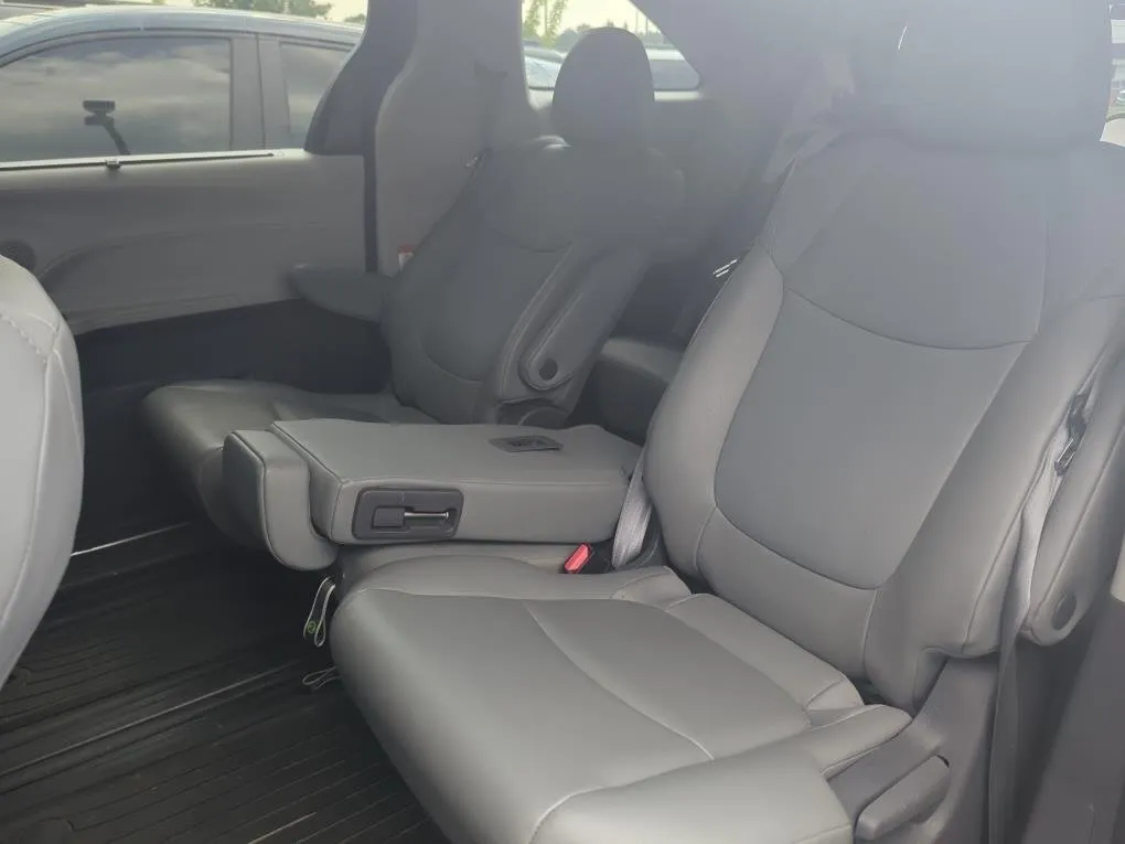 2021 TOYOTA SIENNA XLE thumbnail 6