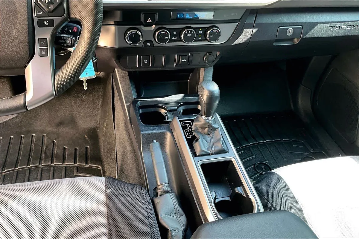 2021 Toyota Tacoma SR5 thumbnail 17