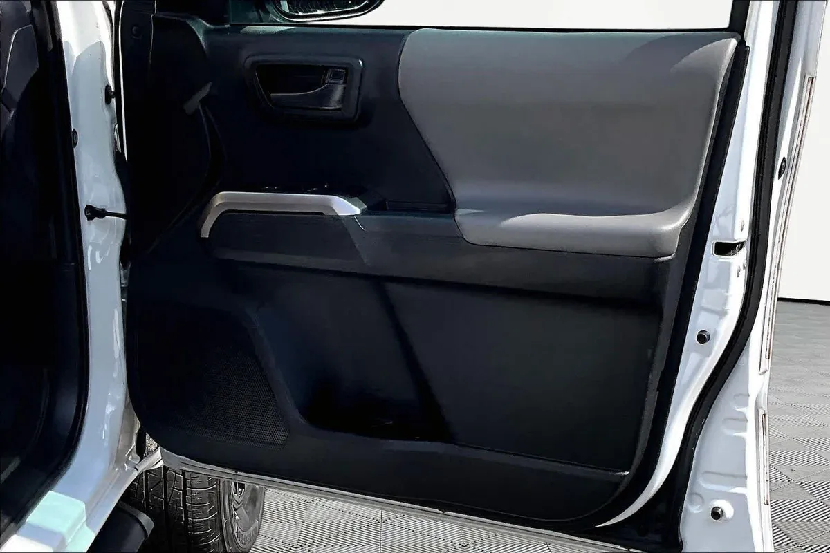 2021 Toyota Tacoma SR5 thumbnail 23