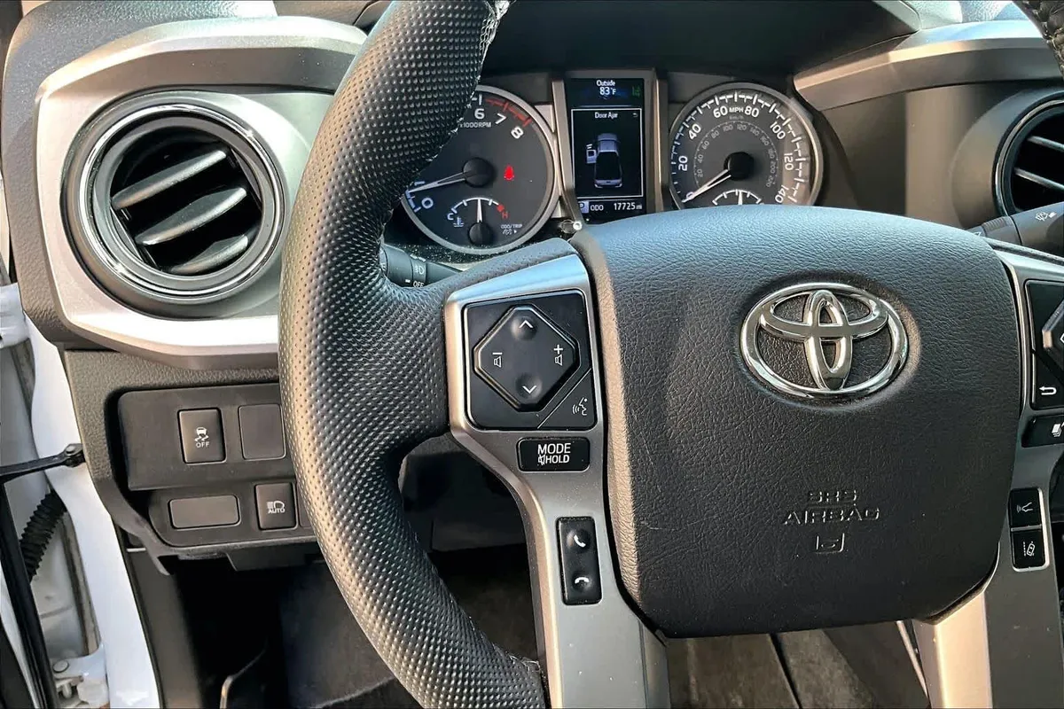 2021 Toyota Tacoma SR5 thumbnail 24