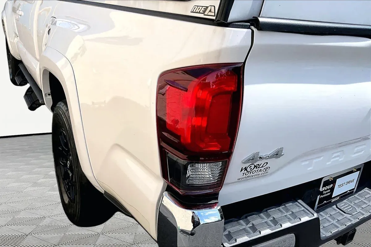 2021 Toyota Tacoma SR5 thumbnail 29