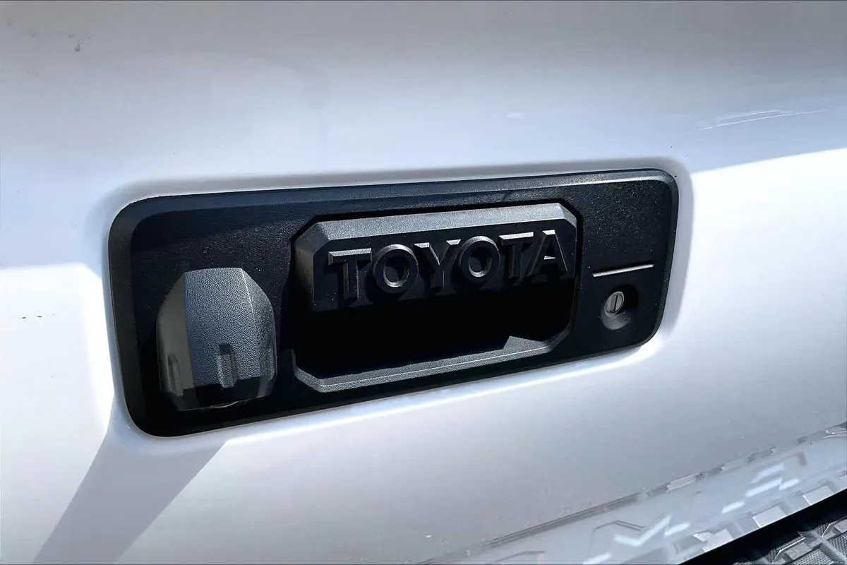 2021 Toyota Tacoma SR5 thumbnail 31