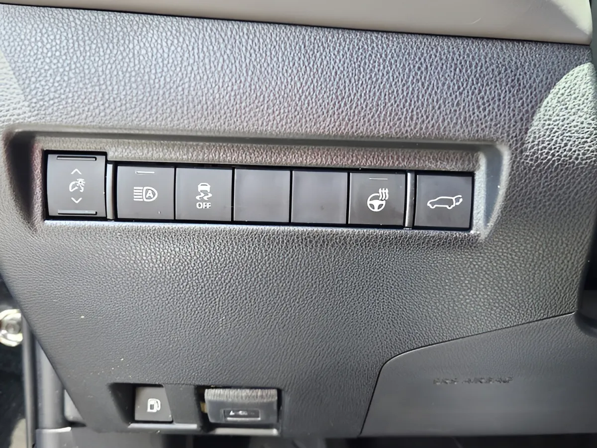 2021 Toyota Venza LE thumbnail 24