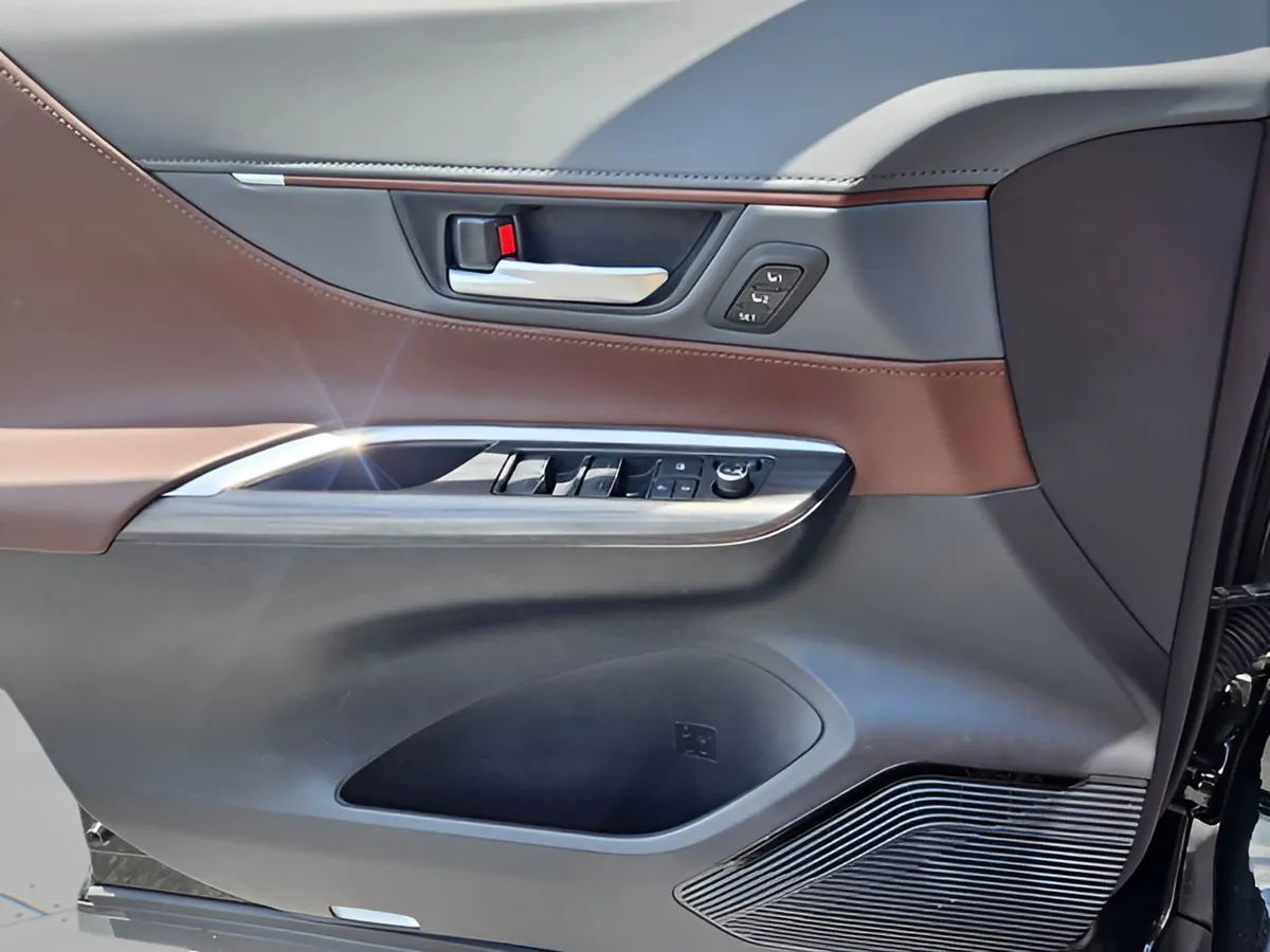 2021 Toyota Venza LE thumbnail 25