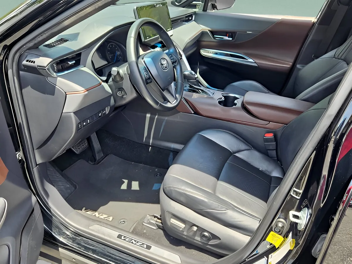 2021 Toyota Venza LE thumbnail 26