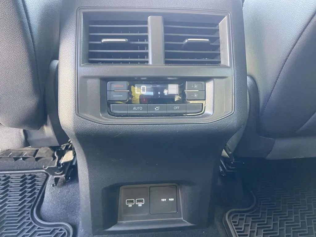 2021 Volkswagen Atlas 3.6L V6 SE w/Technology R-Line thumbnail 23