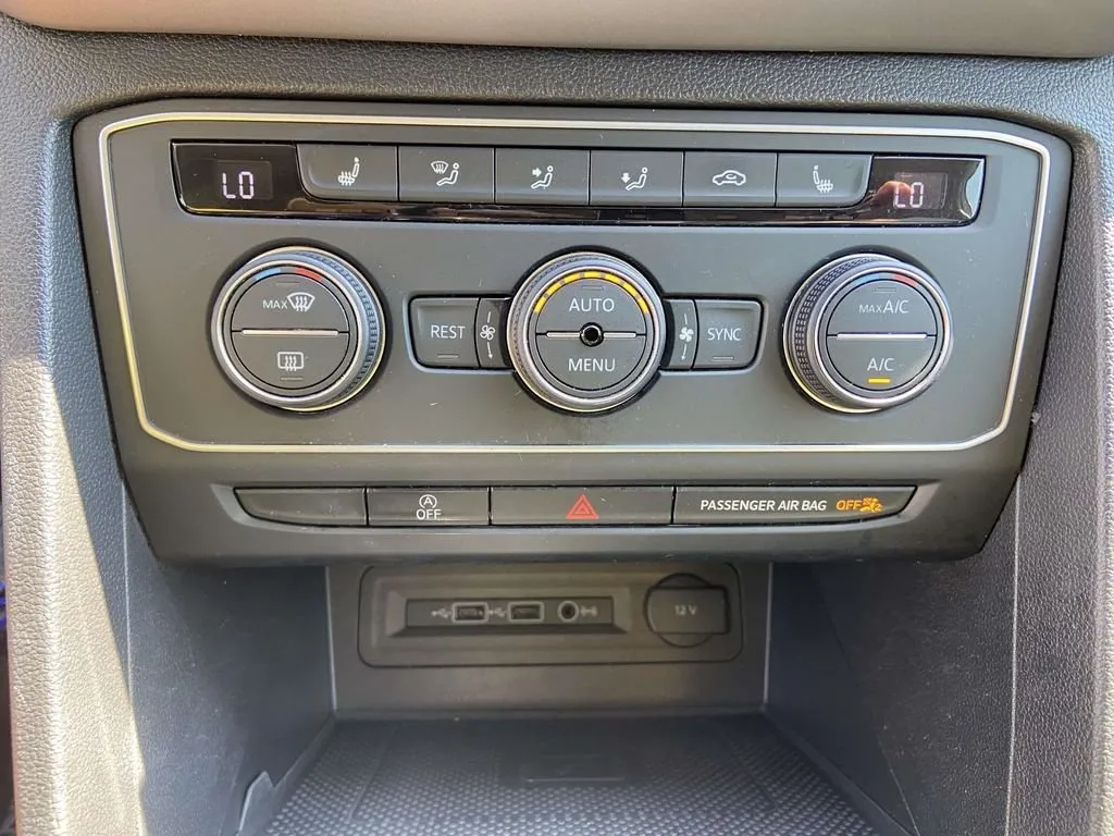 2021 Volkswagen Atlas 3.6L V6 SE w/Technology R-Line thumbnail 27