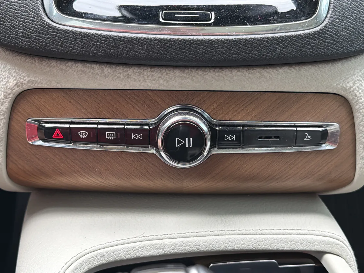 2021 Volvo XC90 Momentum thumbnail 6