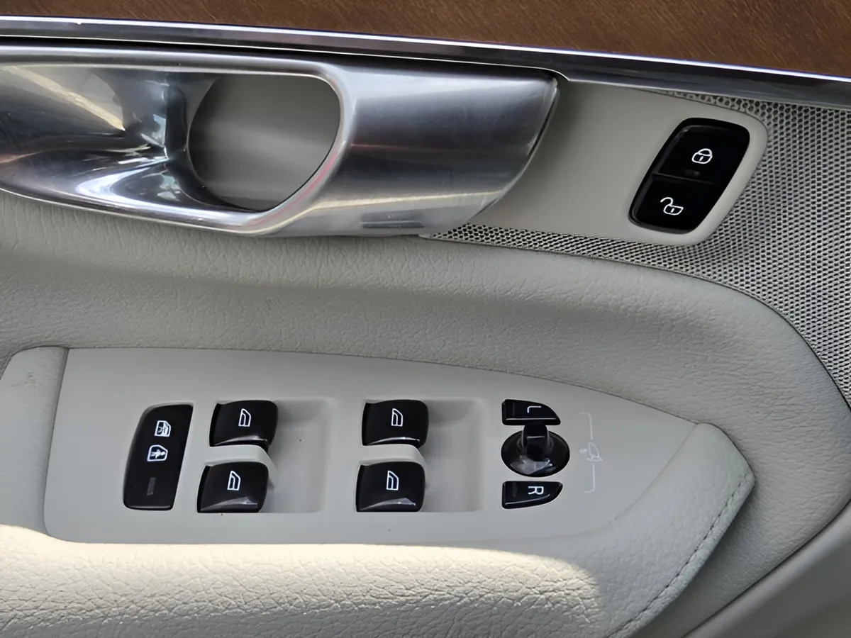 2021 Volvo XC90 Momentum thumbnail 15