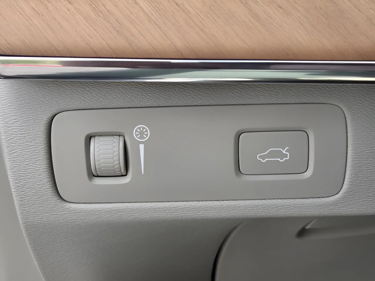 2021 Volvo XC90 Momentum thumbnail 17