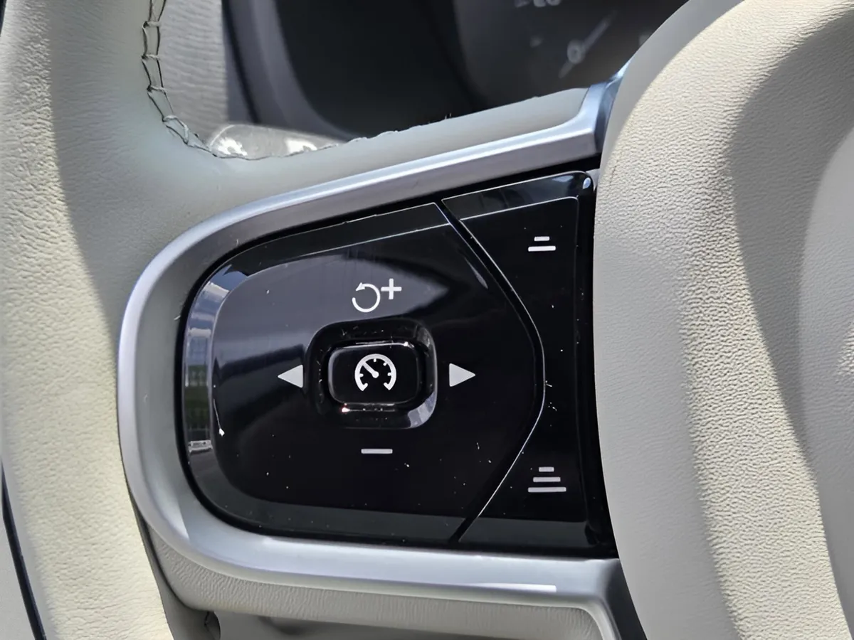 2021 Volvo XC90 Momentum thumbnail 18