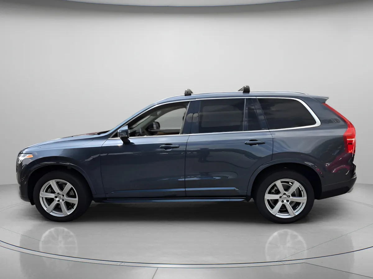 2021 Volvo XC90 Momentum thumbnail 2