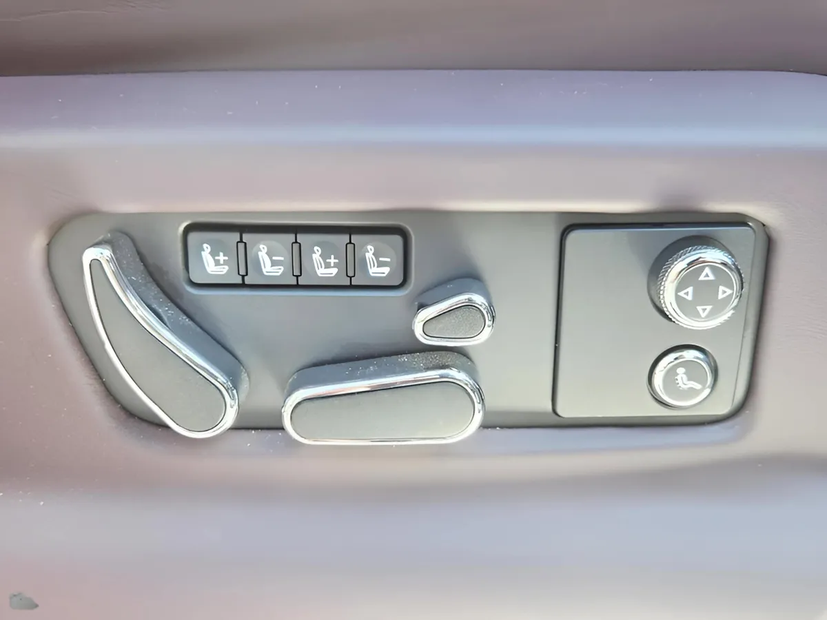 2022 Bentley Bentayga S thumbnail 31