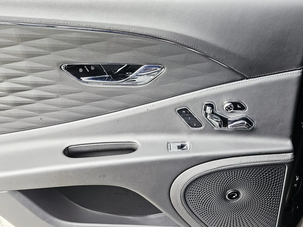 2022 Bentley Flying Spur V8 thumbnail 24