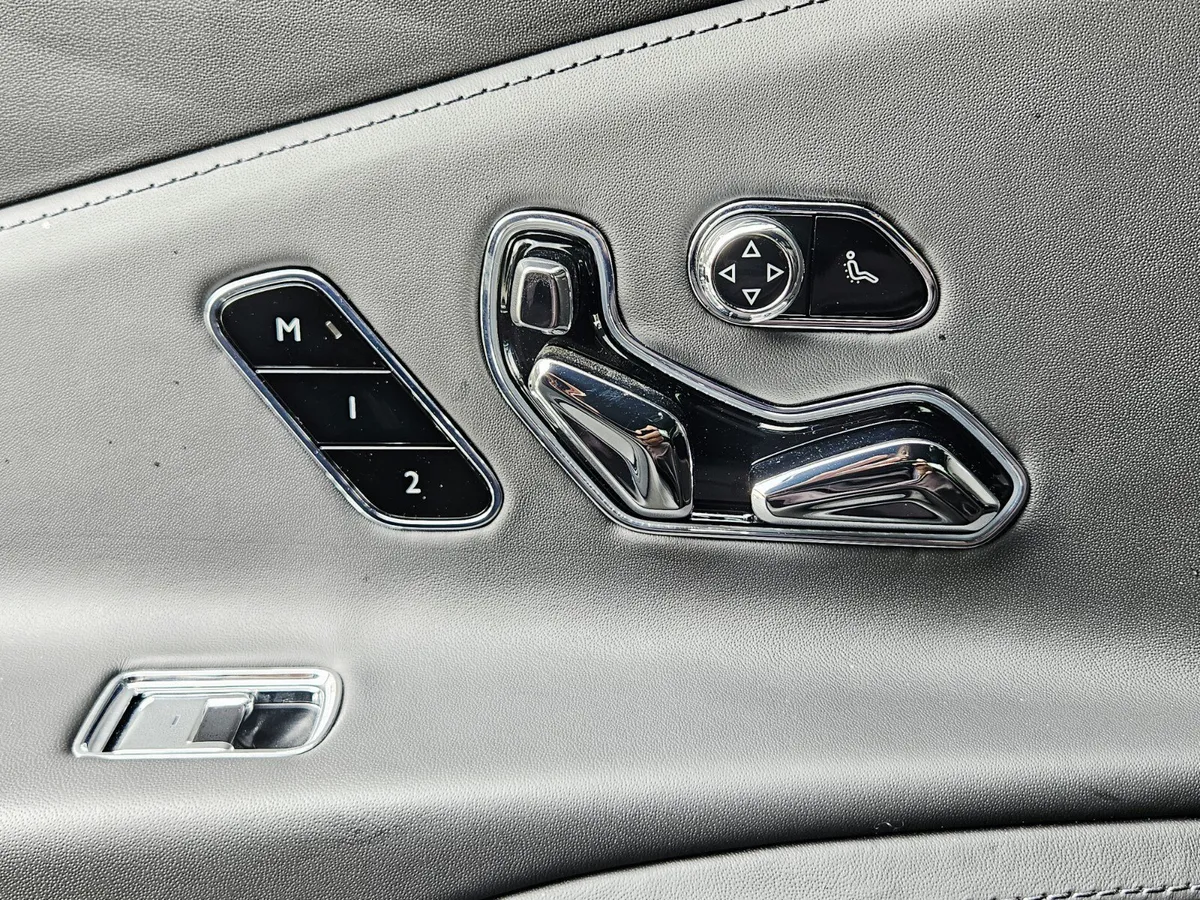 2022 Bentley Flying Spur V8 thumbnail 25