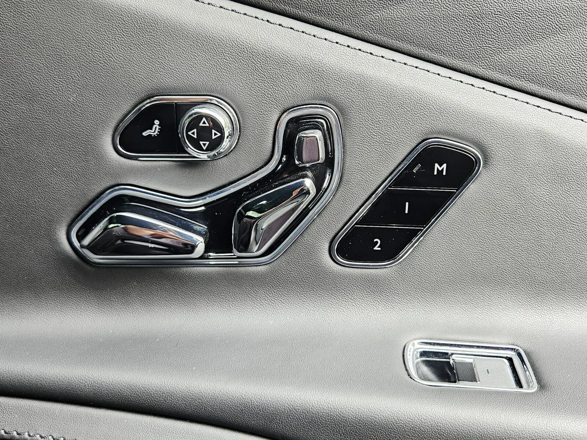2022 Bentley Flying Spur V8 thumbnail 30