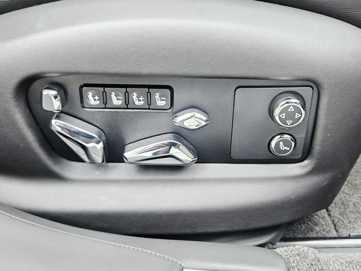 2022 Bentley Flying Spur V8 thumbnail 32