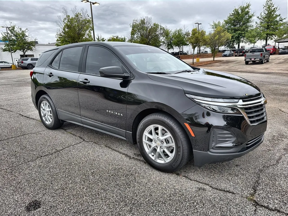 2022 Chevrolet Equinox LS thumbnail 2