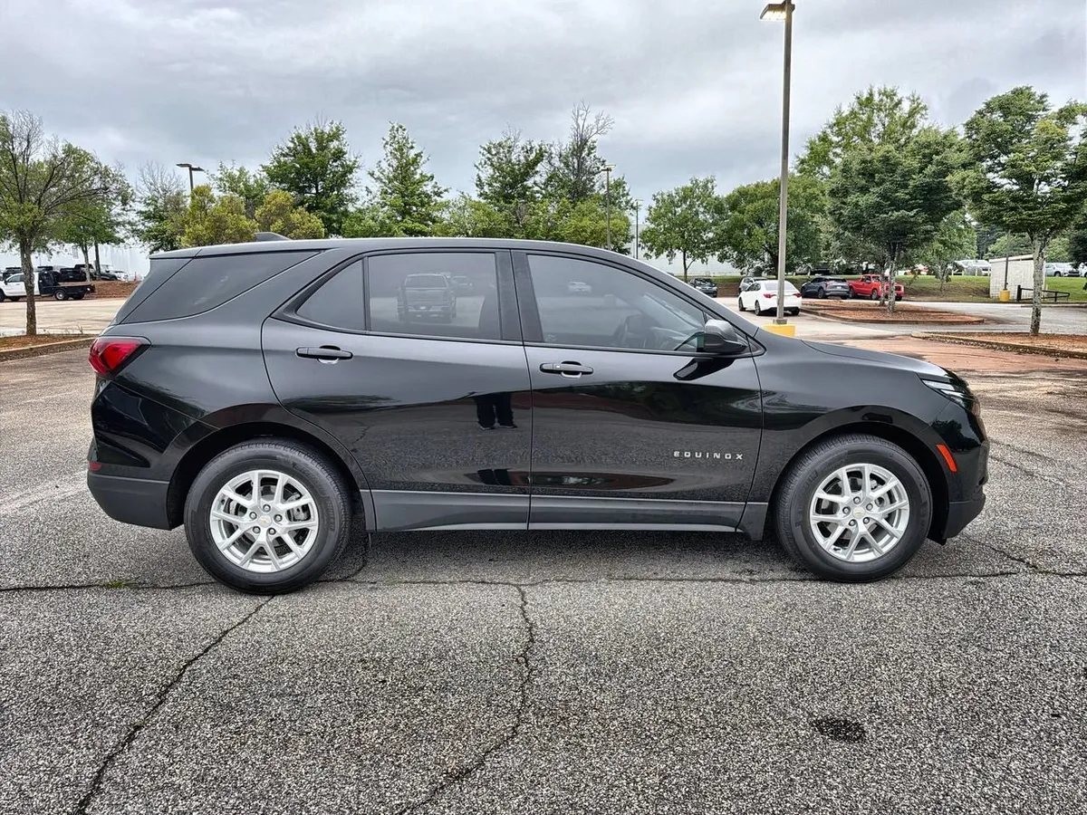 2022 Chevrolet Equinox LS thumbnail 9