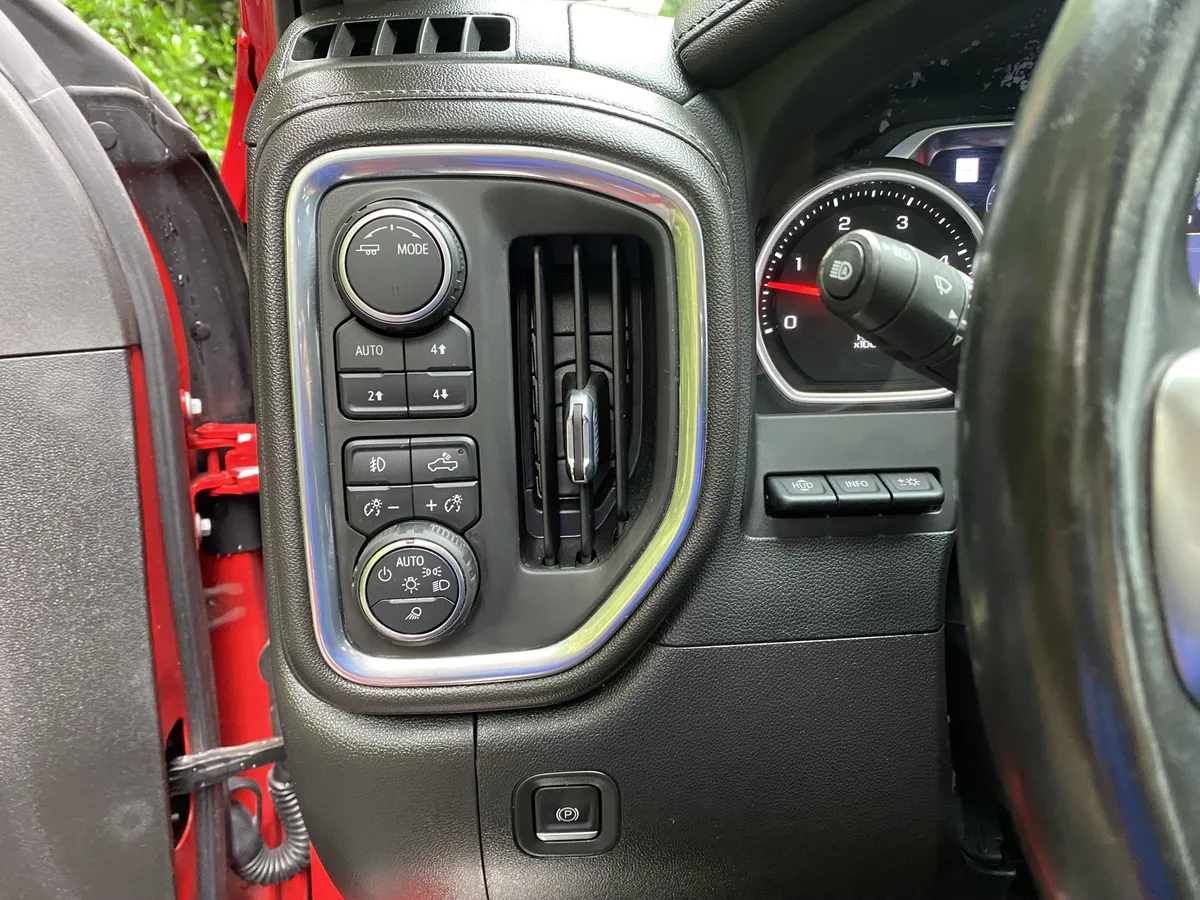 2022 Chevrolet Silverado 2500HD LTZ thumbnail 18