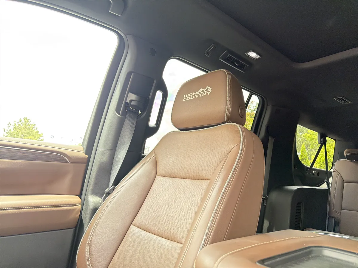 2022 Chevrolet Suburban High Country thumbnail 19