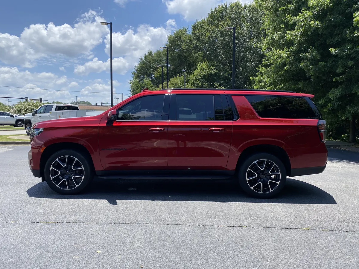 2022 Chevrolet Suburban RST thumbnail 5