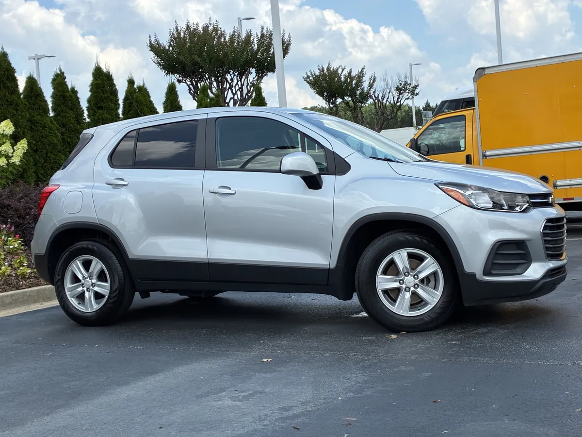 2022 Chevrolet Trax LS thumbnail 2