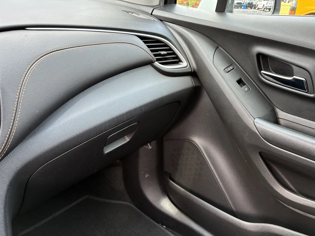 2022 Chevrolet Trax LS thumbnail 31