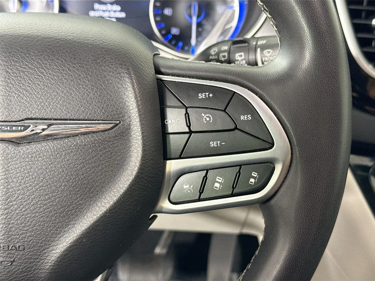 2022 Chrysler Pacifica Touring L thumbnail 16