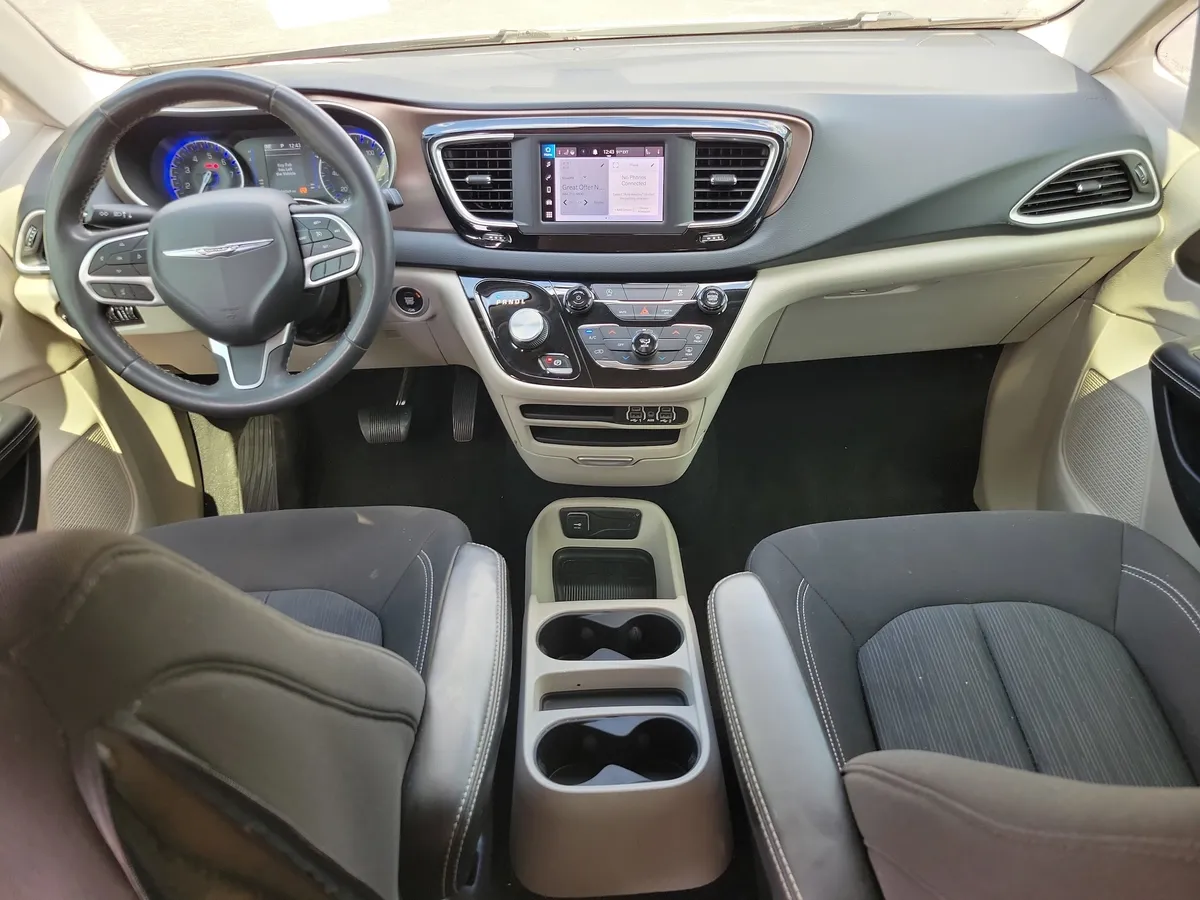 2022 Chrysler Voyager LX thumbnail 10