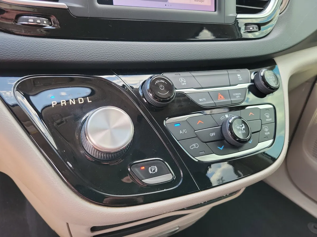 2022 Chrysler Voyager LX thumbnail 12