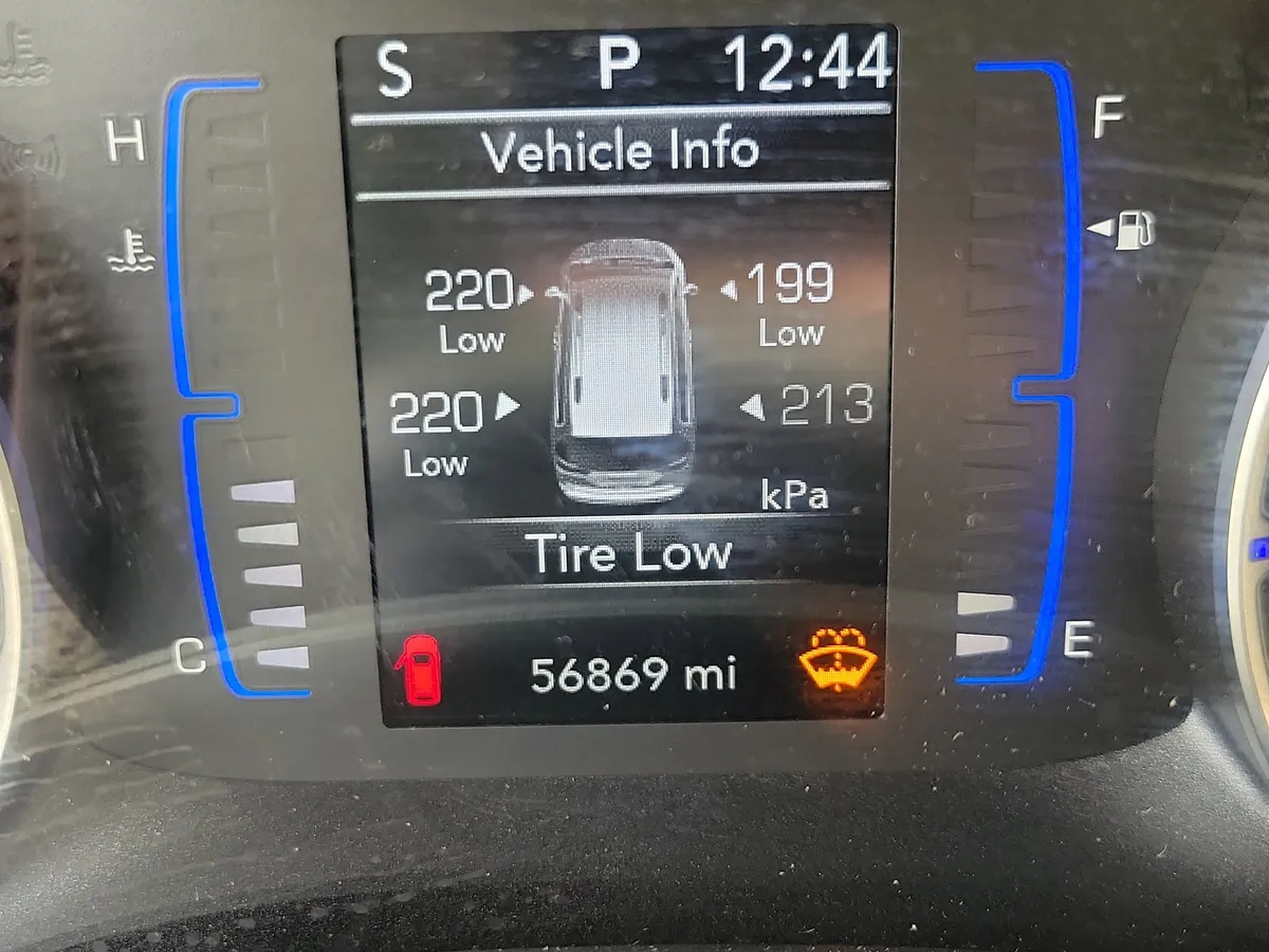 2022 Chrysler Voyager LX thumbnail 18