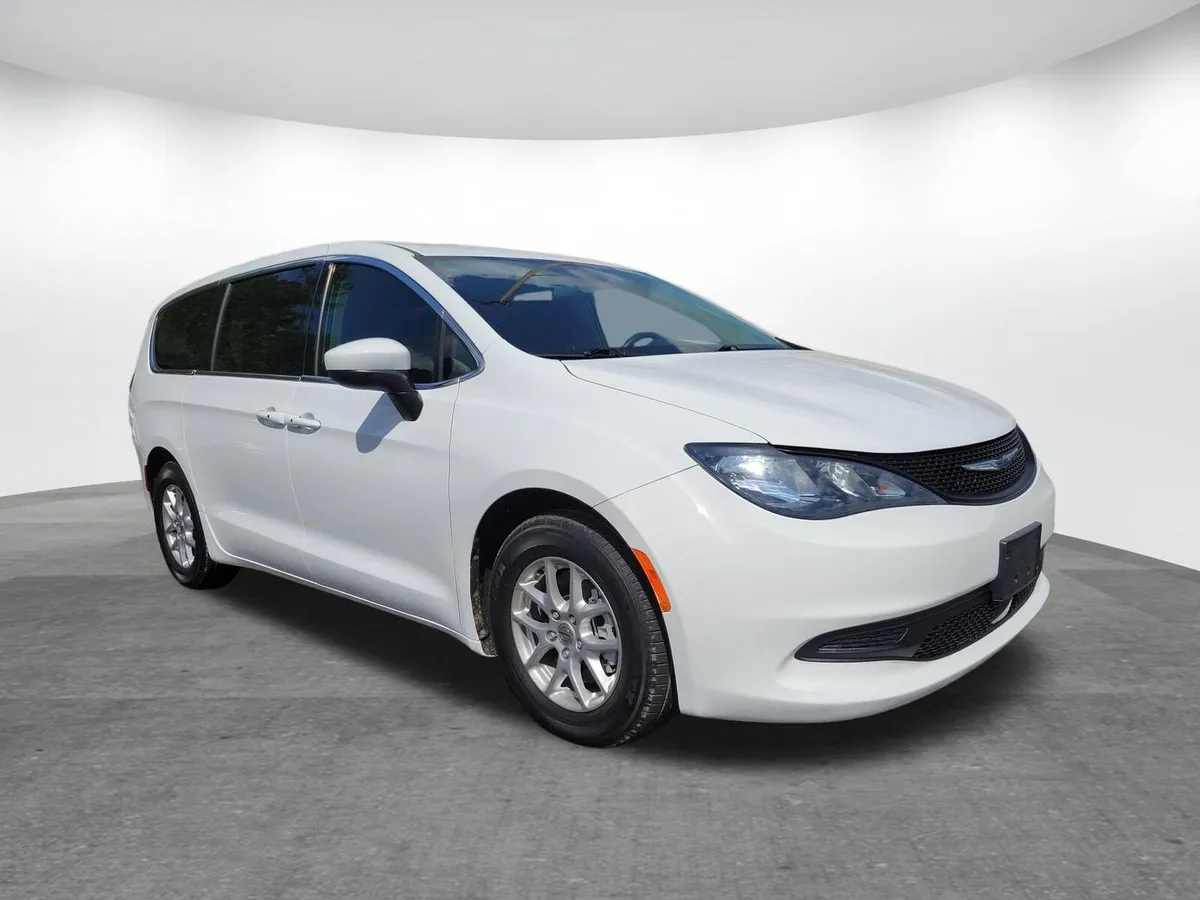 2022 Chrysler Voyager LX thumbnail 19