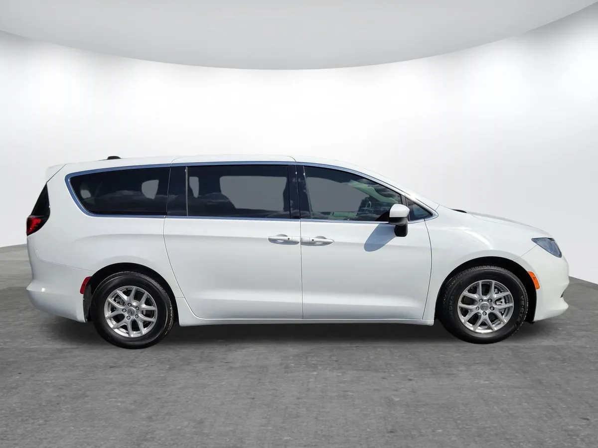 2022 Chrysler Voyager LX thumbnail 2