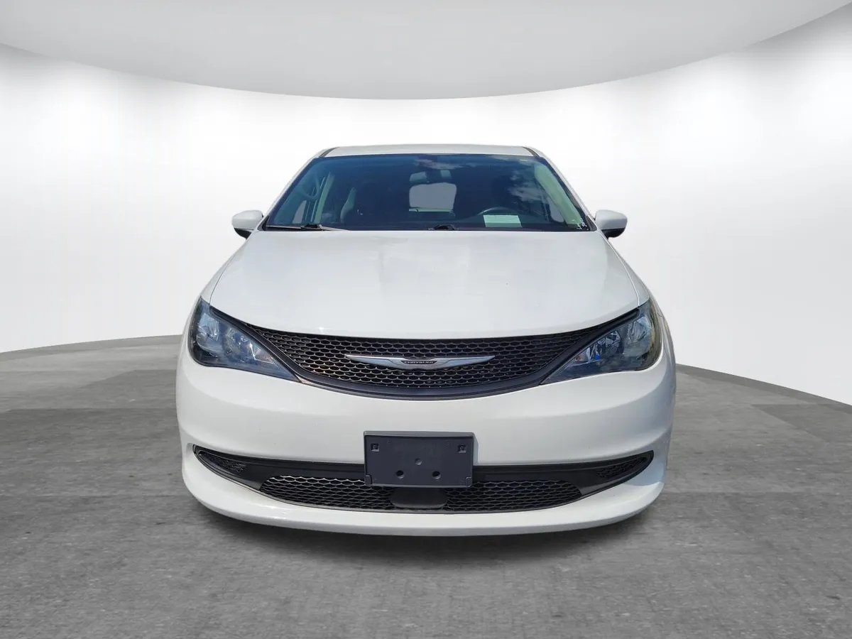 2022 Chrysler Voyager LX thumbnail 20