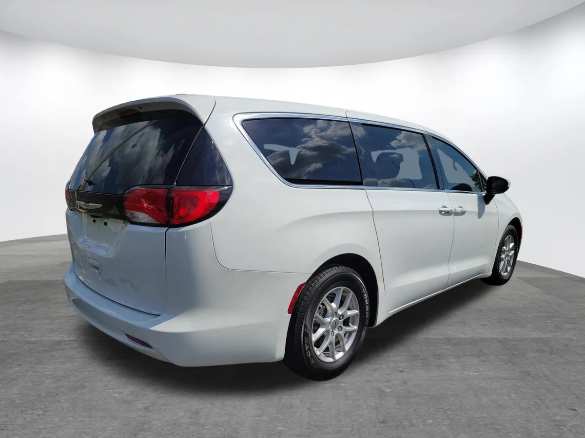 2022 Chrysler Voyager LX thumbnail 23