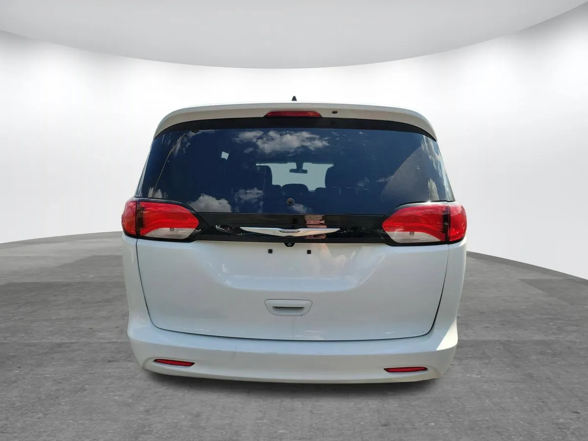 2022 Chrysler Voyager LX thumbnail 24