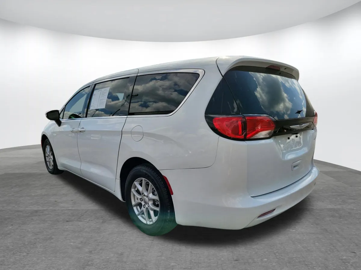 2022 Chrysler Voyager LX thumbnail 25