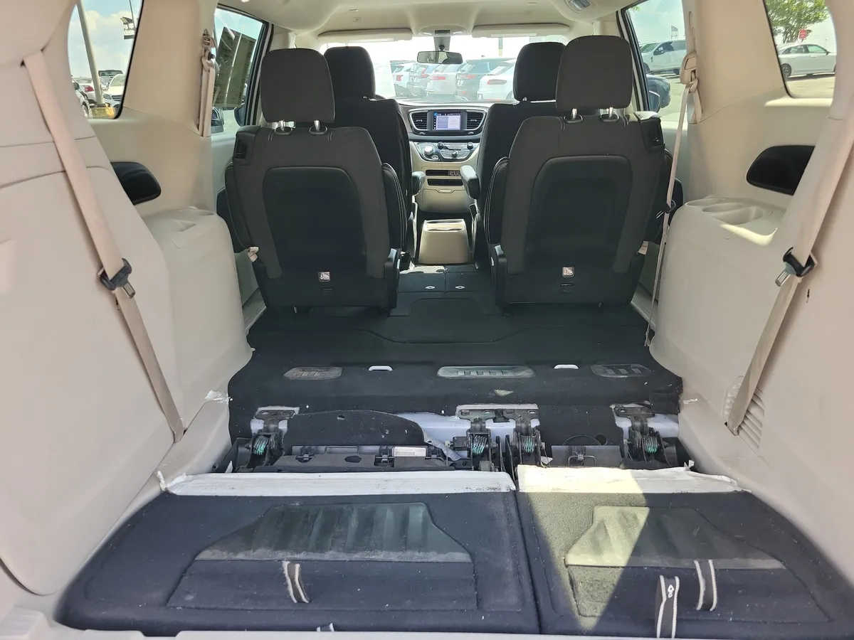 2022 Chrysler Voyager LX thumbnail 28