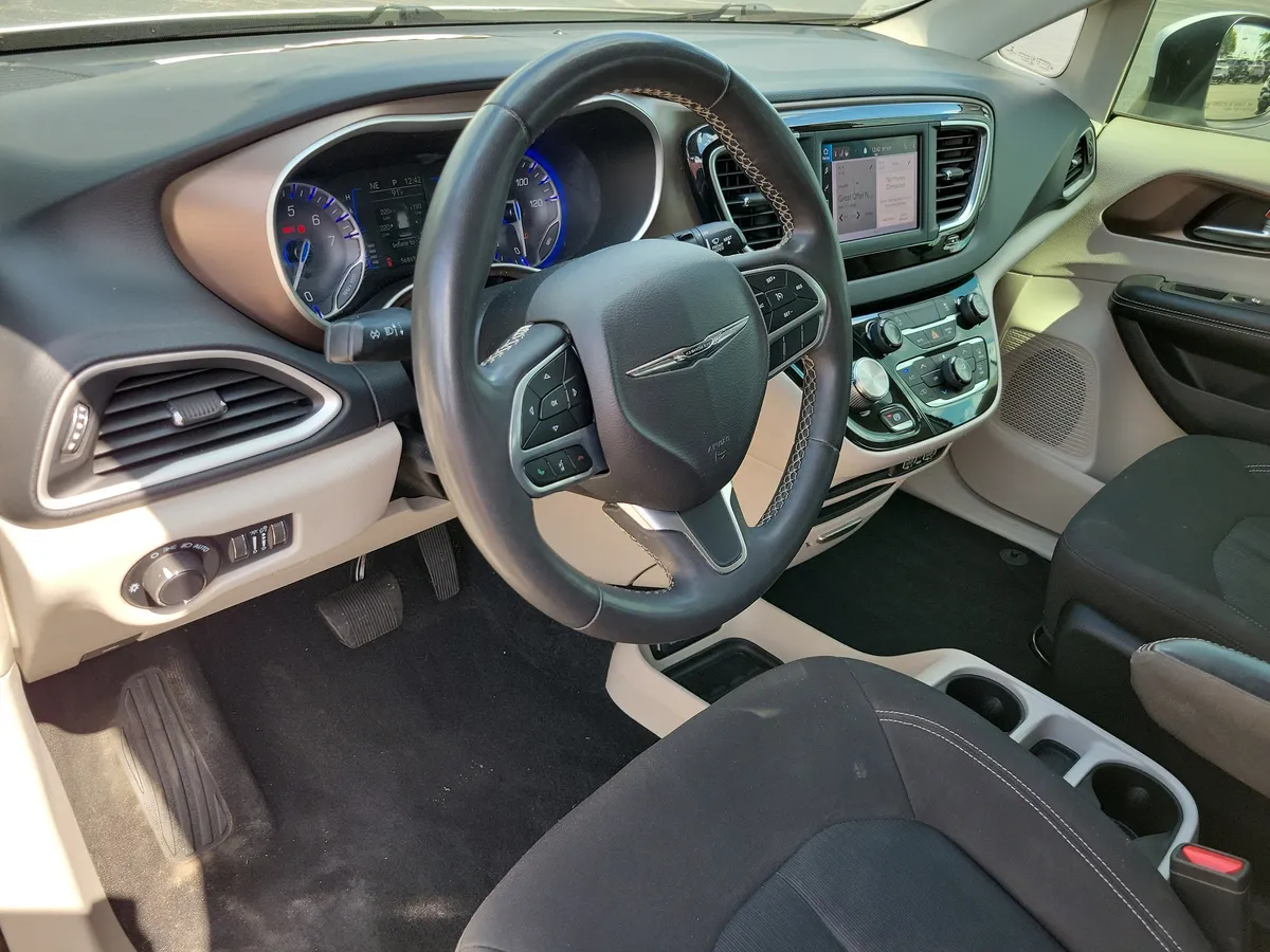 2022 Chrysler Voyager LX thumbnail 3