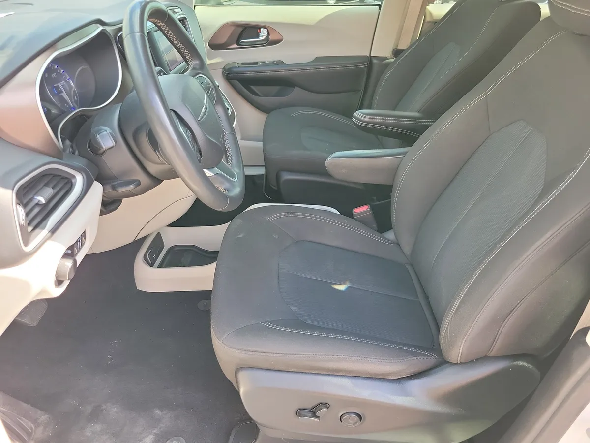 2022 Chrysler Voyager LX thumbnail 4