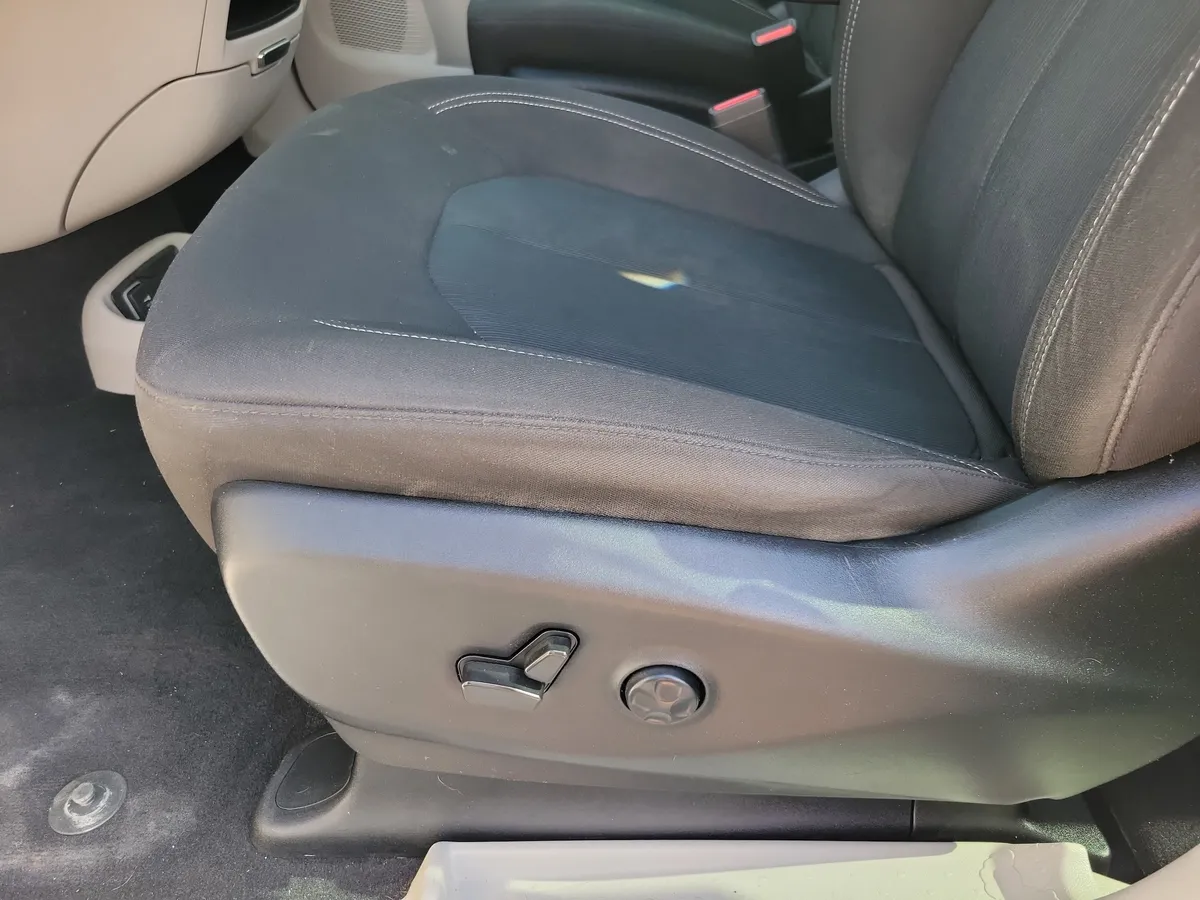 2022 Chrysler Voyager LX thumbnail 5