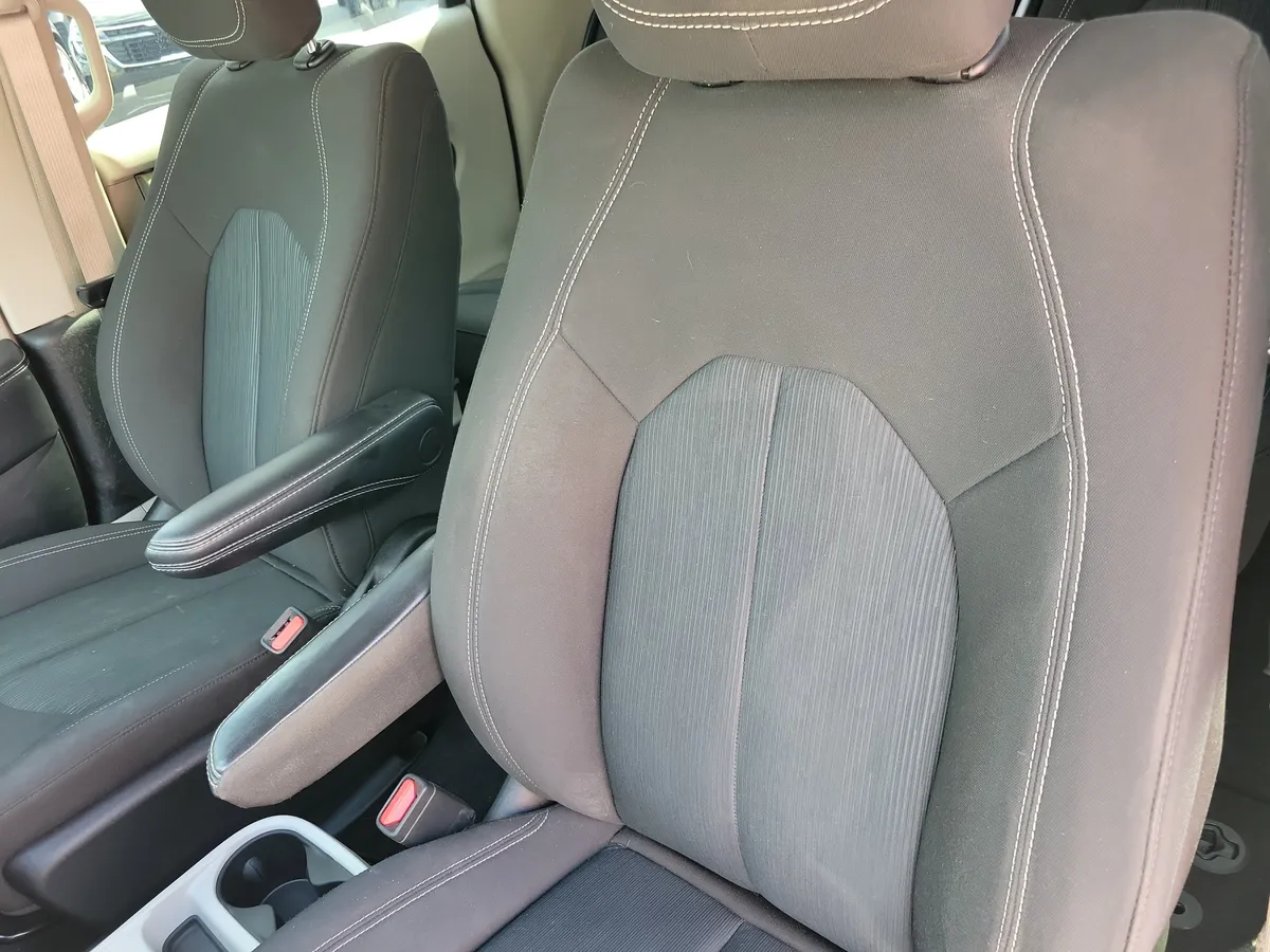 2022 Chrysler Voyager LX thumbnail 6