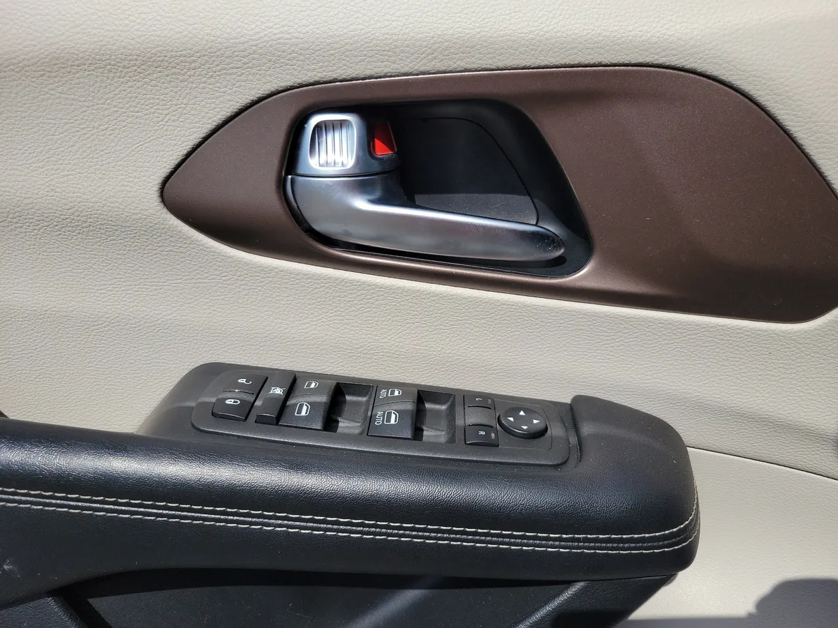 2022 Chrysler Voyager LX thumbnail 7