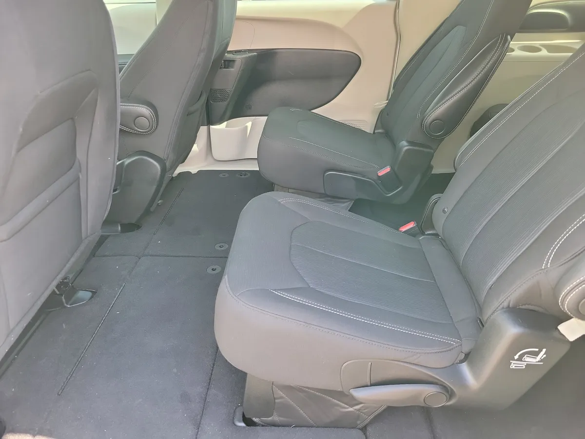 2022 Chrysler Voyager LX thumbnail 8