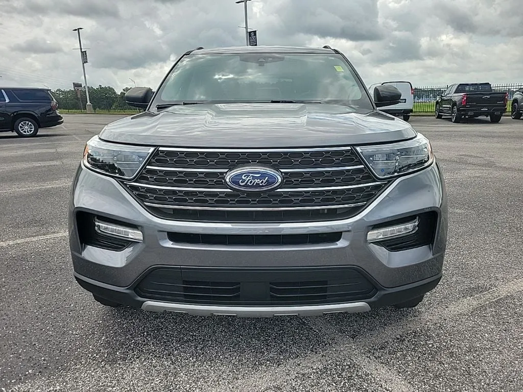 2022 Ford Explorer XLT thumbnail 2