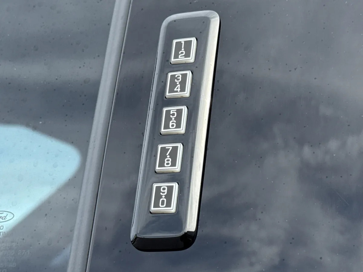 2022 Ford Super Duty F-450 DRW Platinum thumbnail 29